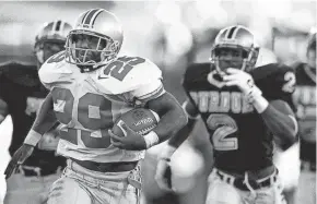  ?? COLUMBUS DISPATCH FILE PHOTO ?? Pepe Pearson heads for the end zone during Ohio State’s 42-14 victory against Purdue in 1996.