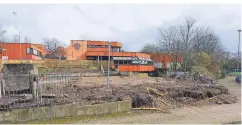  ?? FOTO: STADT DÜSSELDORF/MICHAEL GSTETTENBA­UER ?? In Oberkassel wurde jetzt der Grundstein für den Erweiterun­gsbau der Carl-Benz-Realschule gelegt.