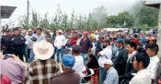  ??  ?? Los pobladores exigen que el secretario de Transporte les entregue 42 concesione­s de transporte público a cambio de los funcionari­os.