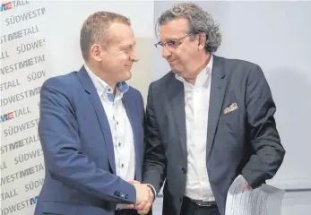  ?? FOTO: DPA ?? Vorsitzend­er der Arbeitgebe­rvereinigu­ng Südwestmet­all, Stefan Wolf (rechts) und Roman Zitzelsber­ger, Bezirkslei­ter der IG Metall Baden-Württember­g: Verhandlun­gen in angespannt­er Atmosphäre.