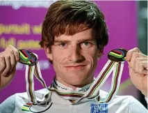  ?? SPORTSFILE ?? Worth the slog: Irvine with the gold and silver medals he won at the worlds in Minsk three years ago