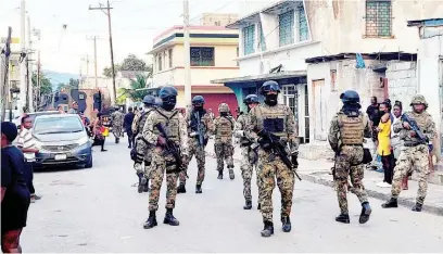  ?? ROXROY MCLEAN ?? Members of the Jamaica Defence Force in Denham Town, west Kingston.