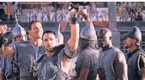  ?? FOTO: IMAGO ?? In seiner wohl bekanntest­en Rolle spielte Ralf Moeller im Film Gladiator von Ridley Scott an der Seite von Russell Crowe (Mitte, als Maximus) den Gladiator Hagen.