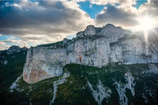  ??  ?? Les rochers de la Bissone, Saint Guilhem le Désert Double page suivante : Arno Catzeflis dans Équinoxe L5, 7a.