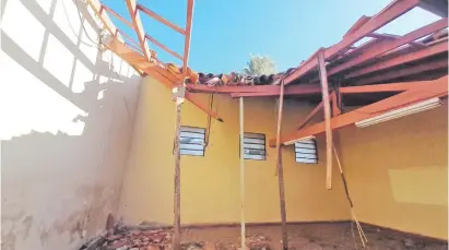  ?? ?? Esta es el aula cuyo techo se desplomó al mediodía de ayer en la Escuela Básica Bernardino Caballero. Es notoria la mala calidad del maderamen.