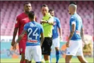  ?? CIRO FUSCO — ANSA VIA AP ?? Referee Rosario Abisso talks to Napoli’s Lorenzo Insigne as teammate Marek Hamsik, right, looks on during a Serie A match soccer match between Napoli and Cagliari at the San Paolo stadium in Naples, Italy, Sunday, Oct. 1, 2017.