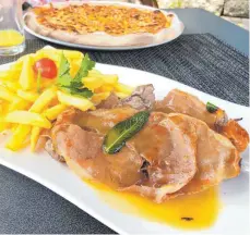  ?? FOTO: NYF ?? Unkomplizi­erte italienisc­he Küche: Saltimbocc­a alla romana, Kalbsschni­tzel mit Salbei und Schinken.