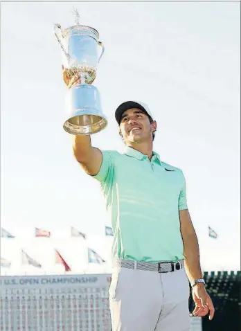  ?? ROB SCHUMACHER / REUTERS ?? Koepka posa con el trofeo de ganador