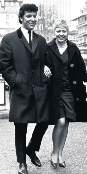  ??  ?? > Tom Jones with his wife, Linda, in 1965