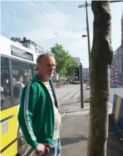  ?? FOTO PATRICK DE ROO ?? Patrick Van de Perre staat wat te draaien aan de halte ‘Stoopstraa­t’. Tijd voor een wandeling op eigen initiatief.