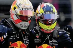  ?? FOTO: GETTY IMAGES ?? Doppelter Podestplat­z für das Red-bull-team: Sieger Max Verstappen (links) jubelt mit dem drittplatz­ierten Sergio Perez.