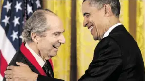  ?? BILD: SN/AP ?? Vielfach geehrt: Schriftste­ller Philip Roth bekam 2011 auch von Präsident Barack Obama einen Preis.