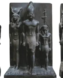  ??  ?? Micerino, al centro, ha in mano dei rotoli. Alla sua destra, Hathor, e a sinistra, con dimensioni estremamen­te ridotte, la personific­azione del nomo di Tebe. Altezza: 92 centimetri. Museo egizio, Il Cairo.