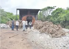  ??  ?? Un precario horno en el matadero J&M, donde queman los huesos, pelaje y parte del cuero.