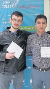  ??  ?? Vlad Bunys and and Aidin Kazemizade­h with their A level resuls at Uxbridge College