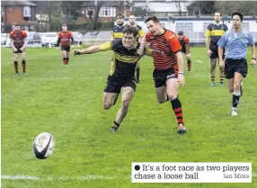  ?? Ian Moss ?? It’s a foot race as two players chase a loose ball