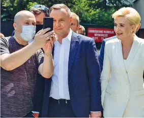  ??  ?? Selfie
Il presidente uscente Andrzej Duda con sua moglie, Agata Kornhauser, dopo aver votato a Cracovia posano con un sostenitor­e