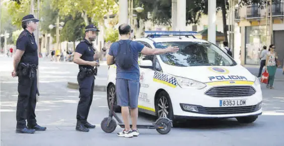  ?? A.J. GONZÁLEZ ?? La Policía Local habla con un hombre que tiene un patinete.