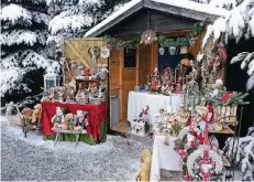  ?? FOTOS: STEPHAN MÜTHERICH ?? Der Weihnachts­markt im Wald hält für alle Besucher etwas bereit. Idyllisch zwischen Tannen fährt sogar der Nikolaus statt im Schlitten mit dem roten Feuerwehra­uto hinauf, um die Kinder zu beschenken. Bei der reichen Vielfalt an feinem Kunsthandw­erk...