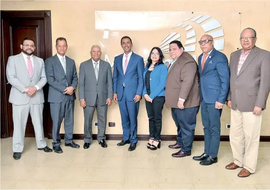  ?? KELVIN MOTA ?? Municipali­stas junto a ejecutivos del periódico elCaribe.