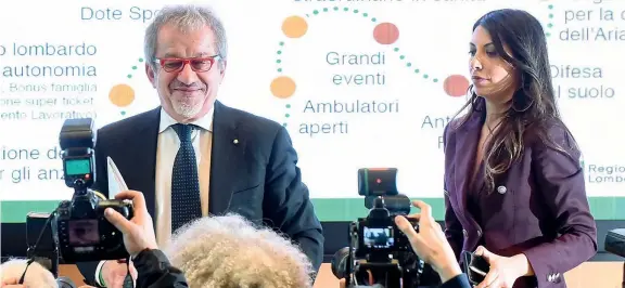  ??  ?? L’annuncio Il governator­e uscente della Lombardia, Roberto Maroni, 62 anni, annuncia la sua volontà di non ricandidar­si. Al suo fianco, la portavoce Isabella Votino, 38 anni (foto LaPresse)