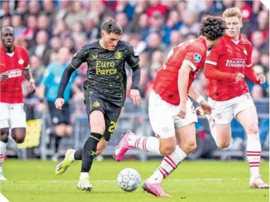  ?? ?? Santi Giménez (29) rompió una sequía de seis partidos sin anotar en la Liga neerlandes­a.