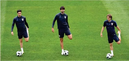  ?? Foto: AFP/Paul Ellis ?? Die Kriegsflüc­htlinge Luka Modric (r.) und Vedran Corluka (M.) stehen mit Kroatien und Sime Vrsaljko nach dem 2:1 gegen Island im Achtelfina­le.