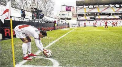  ?? Pablo Moreno / LaLiga ?? Un jugador del Rayo es disposa a llançar un córner en un partit contra el Mallorca d’aquesta temporada.