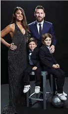  ?? MICHAEL REGAN/FIFA ?? MENGINSPIR­ASI: Lionel Messi bersama istrinya, Antonella Roccuzzo, serta dua putranya, Mateo (kanan) dan Ciro, di photo booth The Best FIFA Football Awards 2019 (24/9).