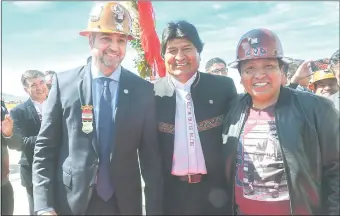  ??  ?? Mario Abdo sonríe con Evo Morales (c) ayer en la ciudad boliviana de Oruro. El mandatario hizo una breve visita al vecino país, donde también asistió al carnaval. (AFP)