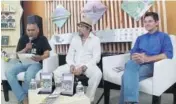  ??  ?? >Enrique Corral, Rubén Rivera y Gilberto Cabanillas en lectura de cuentos infantiles y poesía del libro La flor y el nahual.