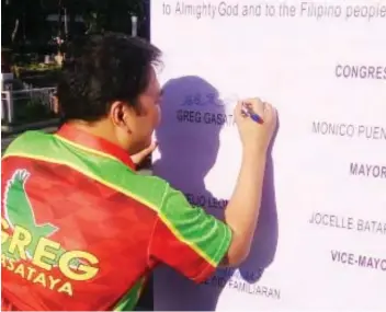  ?? (PNA photo) ?? Bacolod City Lone District Rep. Greg Gasataya leads candidates in the signing of a peace covenant at the Bacolod public plaza yesterday.