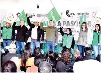  ?? ?? ▮ El alcalde Beto Villarreal y el Gobernador Manolo Jiménez pusieron en marcha obras sociales, de pavimento y para mejoramien­to de la vivienda.