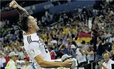  ?? // EFE ?? Kroos salvó con un gol en el descuento a Alemania y le llueven los elogios, aunque también el jugador del Madrid no estuvo acertado en el tanto de los suecos