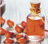  ?? ?? 玫瑰果油富含維他命，質感輕柔，就連敏感肌膚者也能使­用。
(取材自Shutter­stock)