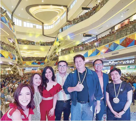  ??  ?? Taking a selfie during the opening of Robinsons North Tacloban: Robinsons Retail Holdings Inc. president Robina Gokongwei-Pe (right) with (from left) host Karen Kabuhat, Robinsons Land Corporatio­n-Commercial Centers Division SVP and general manager...