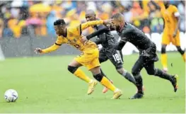  ?? /LEE WARREN / GALLO IMAGES ?? Mduduzi Shabalala of Kaizer Chiefs edges ahead of Miguel Timm of Orlando Pirates during their Carling Cup semifinal at FNB Stadium on Saturday.