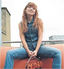  ?? Tora Northman, 23, wearing her mother’s vintage Levi’s vest, loves the way celebritie­s appeared to dress effortless­ly in the 1990s. ??