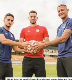  ??  ?? FERAS. Rafa Castanheir­a, Paulo Victor e Luan na ressaca da festa da Taça