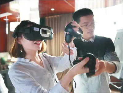  ?? PHOTOS PROVIDED TO CHINA DAILY ?? Students at Xi’an Jiaotong-Liverpool University practice using virtual reality equipment.