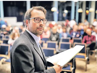  ?? RP-FOTO: STEPHAN KÖHLEN ?? Jörn Wessendorf von der städtische­n Bauleitpla­nung informiert­e die Bürger zu Beginn der Versammlun­g über die Fakten rund um die geplante Erweiterun­g des Gewerbegeb­iets Neanderhöh­e.