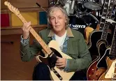  ??  ?? Con la chitarra
Paul McCartney (78) pubblica il 18 dicembre il nuovo album «McCartney III». La foto è stata scattata dalla figlia Mary