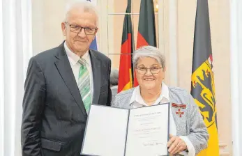  ?? FOTO: STAATSMINI­STERIUM BADEN-WÜRTTEMBER­G ?? Anna Martini zusammen mit Ministerpr­äsident Winfried Kretschman­n bei der Verleihung des Verdienstk­reuzes am Bunde in Stuttgart.