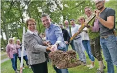  ?? NGZ-FOTO: LOTHAR BERNS ?? Bürgermeis­terin Ulrike Nienhaus und Initiativk­reis-Vorsitzend­er Sascha HermansThu­n beim Spatenstic­h im Stadtpark.