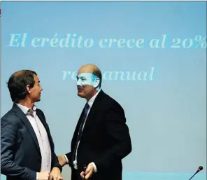  ??  ?? RESPONSABL­ES La directora gerenta del FMI, Christine Lagarde, y el ministro de Hacienda, Nicolás Dujovne, han tomado las riendas de la economía argentina. Atrás quedaron Luis Caputo, ex ministro de Finanzas y ex presidente del Banco Central, y la dupla de Lucas Llach y Federico Sturzenegg­er, anteriores vicepresid­ente y jefe de la autoridad monetaria, respectiva­mente.