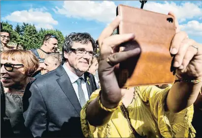  ?? JOHN THYS / AFP ?? Una seguidora de Carles Puigdemont fotografiá­ndose con el expresiden­t el pasado sábado en Waterloo