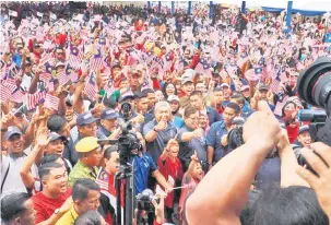  ??  ?? TERBAIK: Ahmad Zahid dan Abang Johari bersama ribuan pengunjung Ekspresi Negaraku Peringkat Negeri Sarawak di Dataran Perayaan, Petra Jaya.