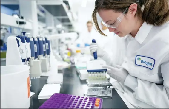  ?? (DAVID A. WHITE/BIOGEN VIA AP) ?? In this Dec. 12, 2019 photo provided by Biogen, a scientist works on Alzheimer’s disease research in a laboratory at the drugmaker’s headquarte­rs in Cambridge, Mass. On Friday, Nov. 6, 2020, a panel of outside experts will meet to advise the Food and Drug Administra­tion on the drug, called aducanumab from Biogen Inc. and Japan’s Eisai Co. The drug does not cure or reverse Alzheimer’s; the claim is that it modestly slows the rate of decline.