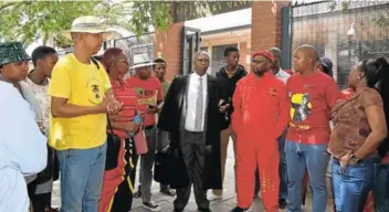  ?? Picture: ABONGILE SOLUNDWANA ?? SERVICE PLEASE: Discussion­s under way outside the magistrate’s court in Komani following the appearance of 21 people on various charges related to a service delivery protest in Ezibeleni in June