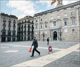  ?? ANA JIMÉNEZ ?? La plaza Sant Jaume, ayer, prácticame­nte desierta